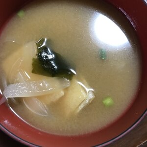 油揚げ玉ねぎ、わかめの味噌汁